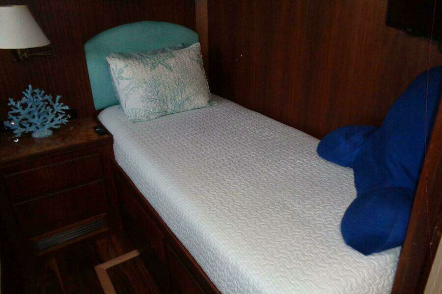 Ivory Lady 70ft Hatteras Yacht For Sale