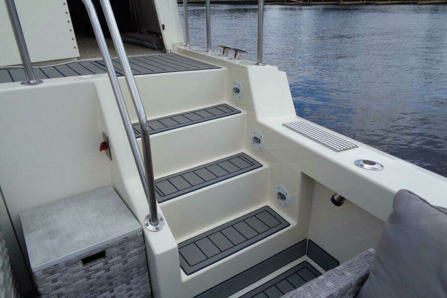 Ivory Lady 70ft Hatteras Yacht For Sale