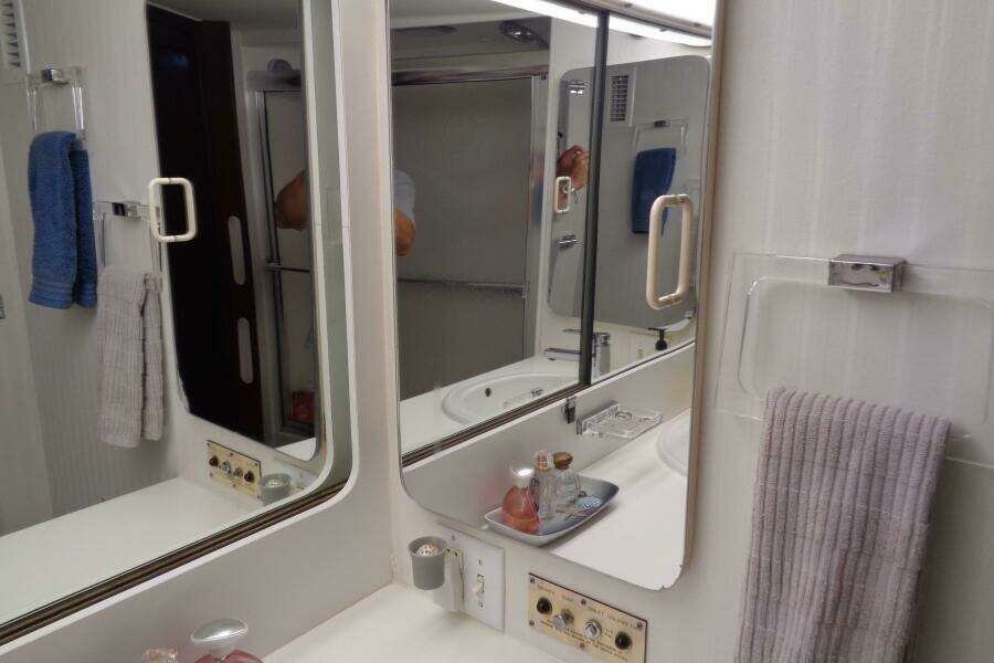 Ivory Lady 70ft Hatteras Yacht For Sale