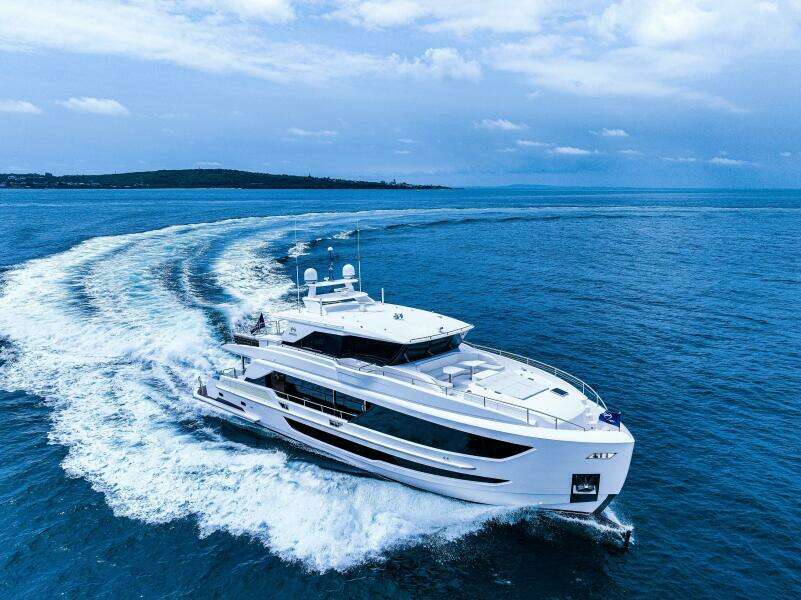 The New Horizon FD90 Split-Use Skylounge Hull 34