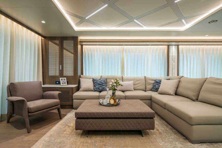 The New Horizon FD90 Split-Use Skylounge Hull 34