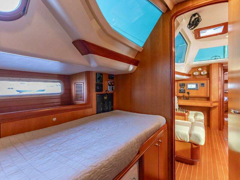 Passage Cabin Berth Fwd Into Salon