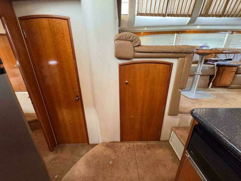 Aisle B 46ft Carver Yacht For Sale