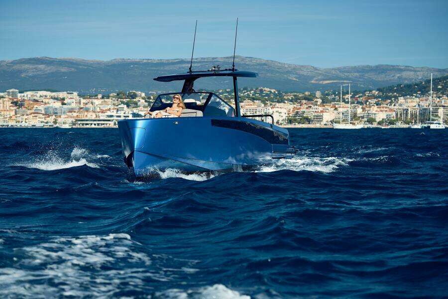 YACHTS V10 T-Top