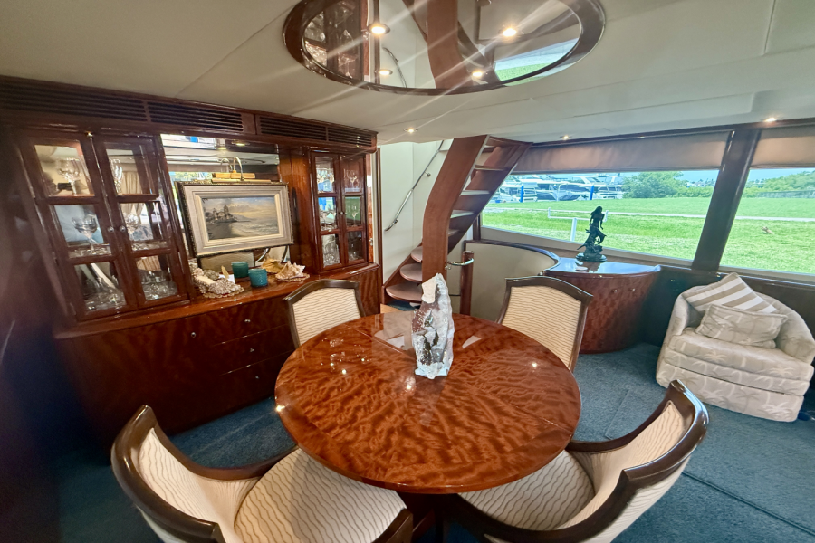 2005  68 FLYBRIDGE