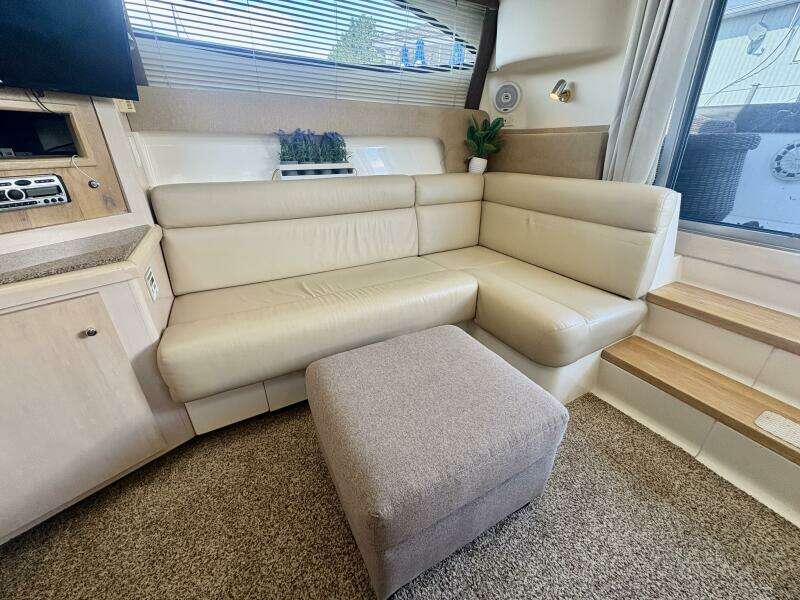 TenSeven 35ft Carver Yacht For Sale
