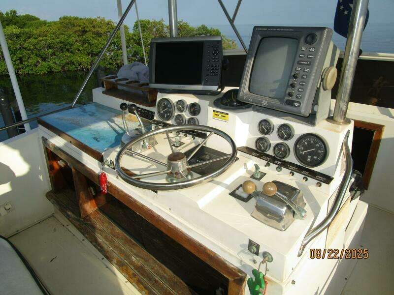 44' Viking flybridge helm1