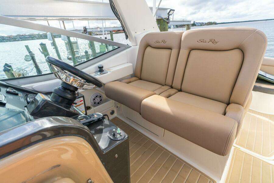 DIGGERS 33ft Sea Ray Yacht For Sale