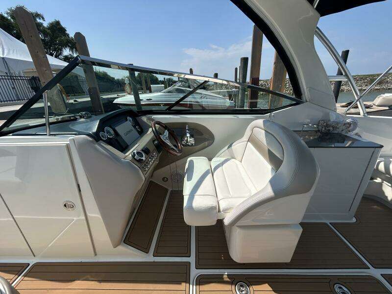 30ft Sea Ray Yacht For Sale