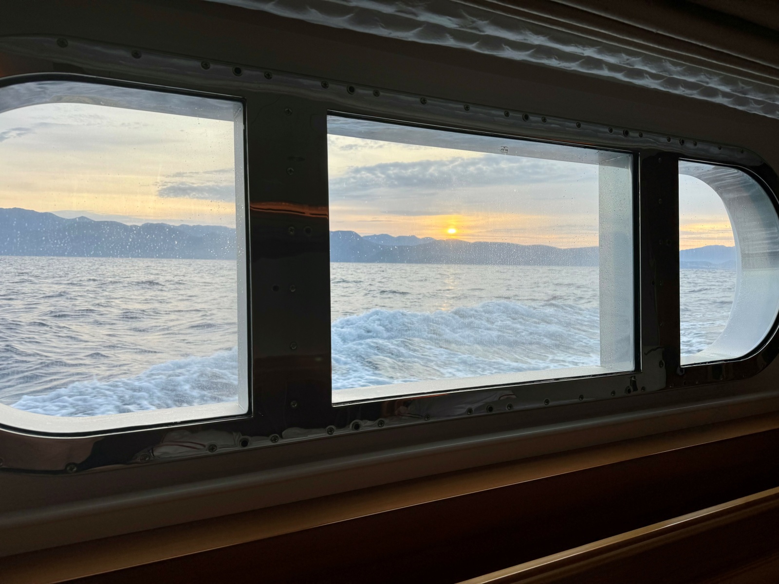 Large In-Hull windows in each of the 4 Guest Suites