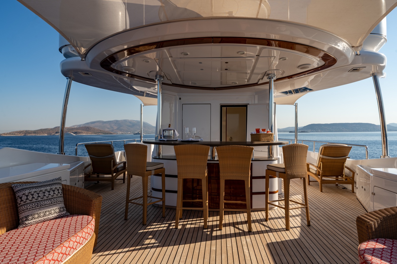 Sundeck Bar with Day Head in Mast