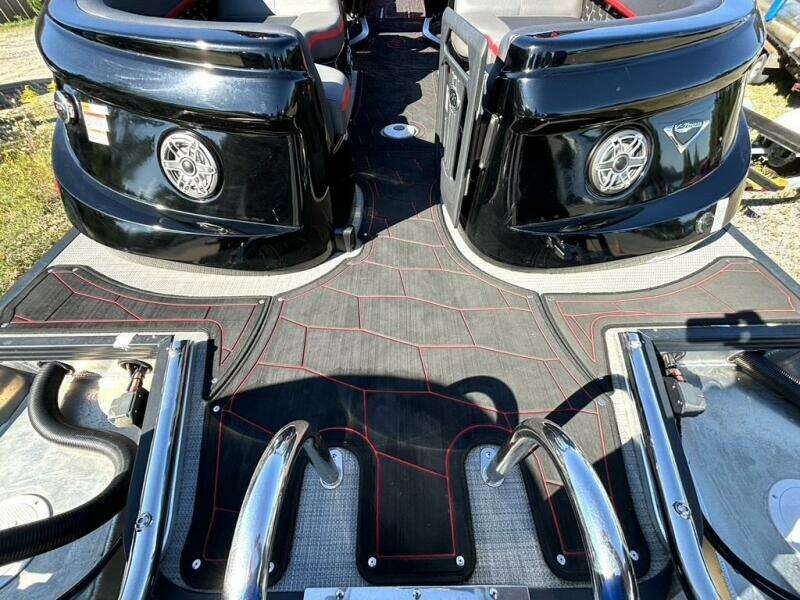 27ft Manitou Yacht For Sale