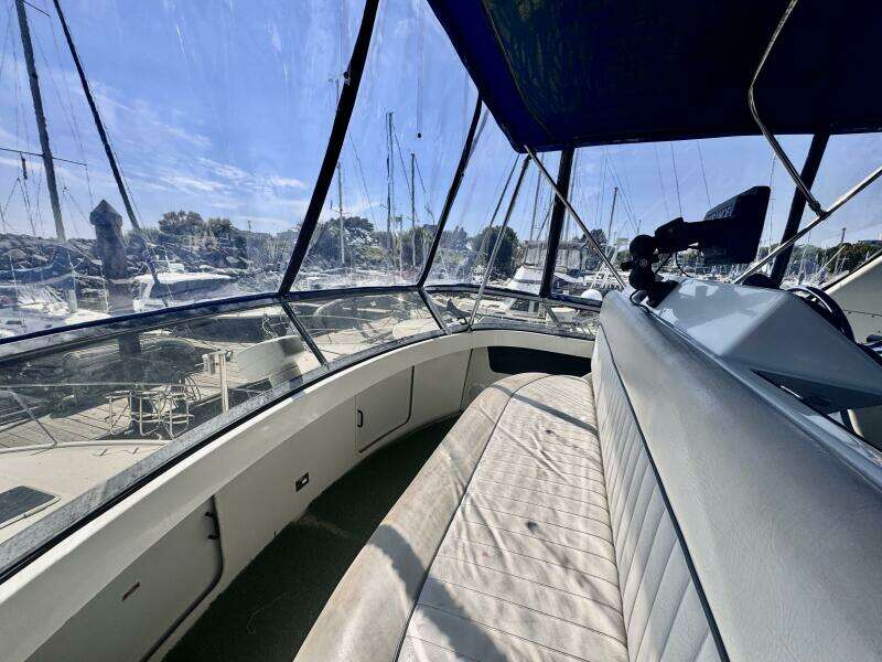 33ft Carver Yacht For Sale