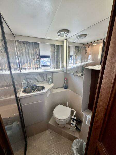 33ft Carver Yacht For Sale