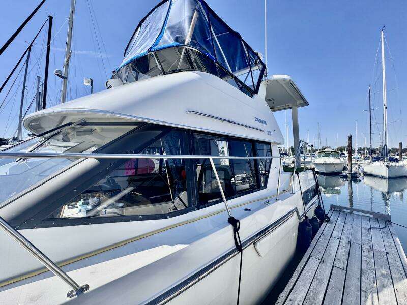 33ft Carver Yacht For Sale