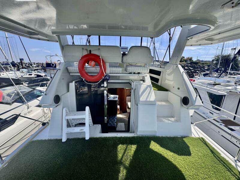 33ft Carver Yacht For Sale