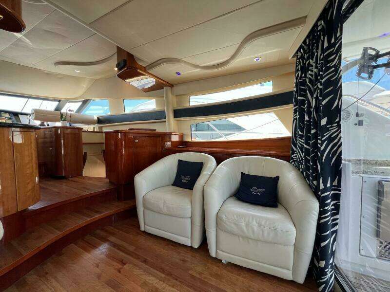 2001 Neptunus 56 Flybridge- Salon 