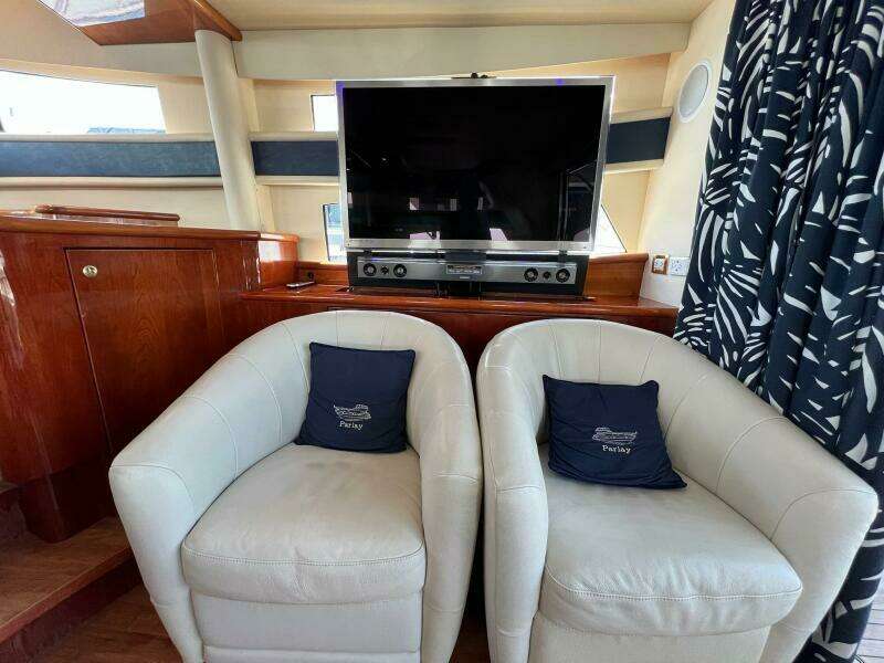 2001 Neptunus 56 Flybridge- Salon 