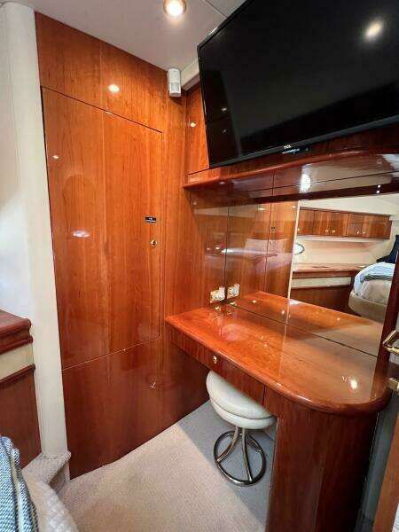 2001 Neptunus 56 Flybridge- Guest Stateroom