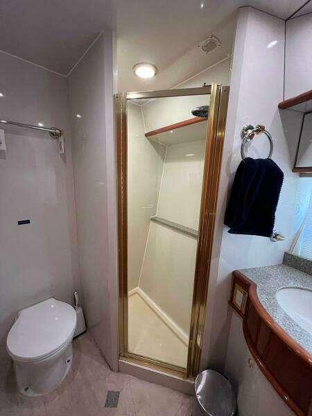 2001 Neptunus 56 Flybridge- VIP Head 