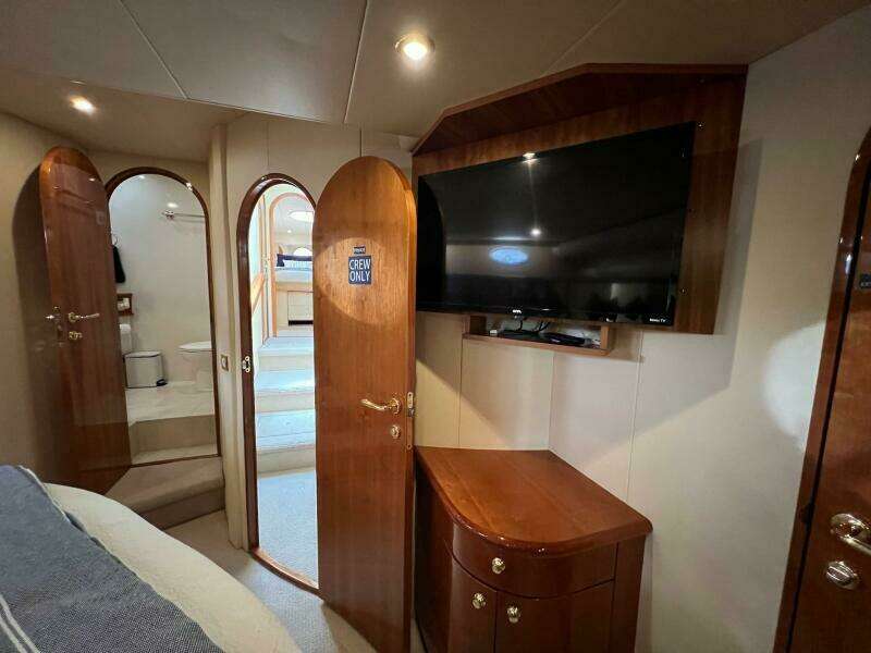 2001 Neptunus 56 Flybridge- MSTR Stateroom 