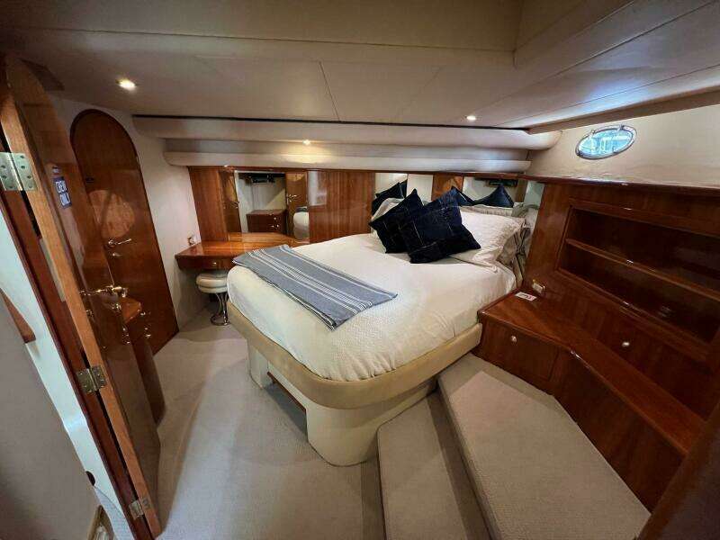 2001 Neptunus 56 Flybridge- MSTR Stateroom 