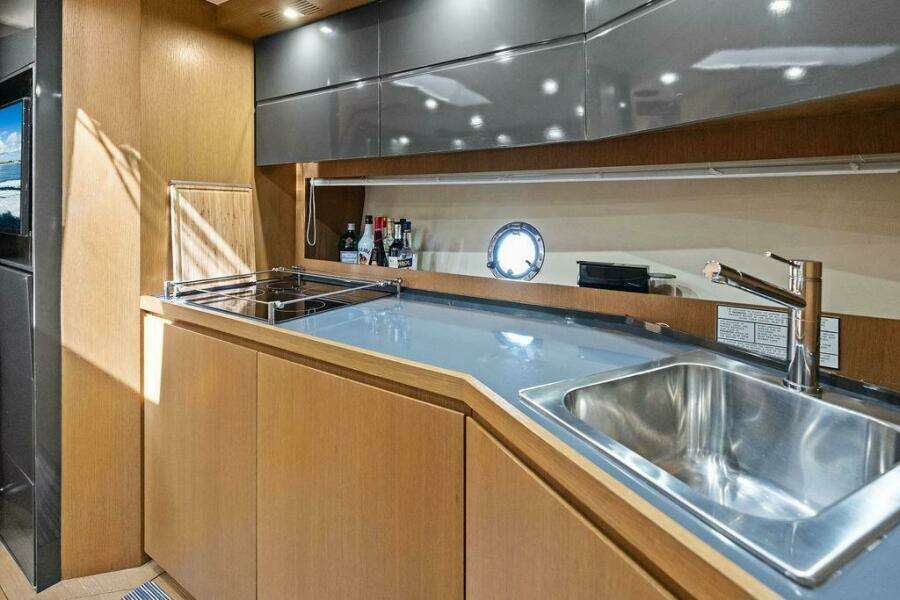 28ft Azimut Yacht For Sale