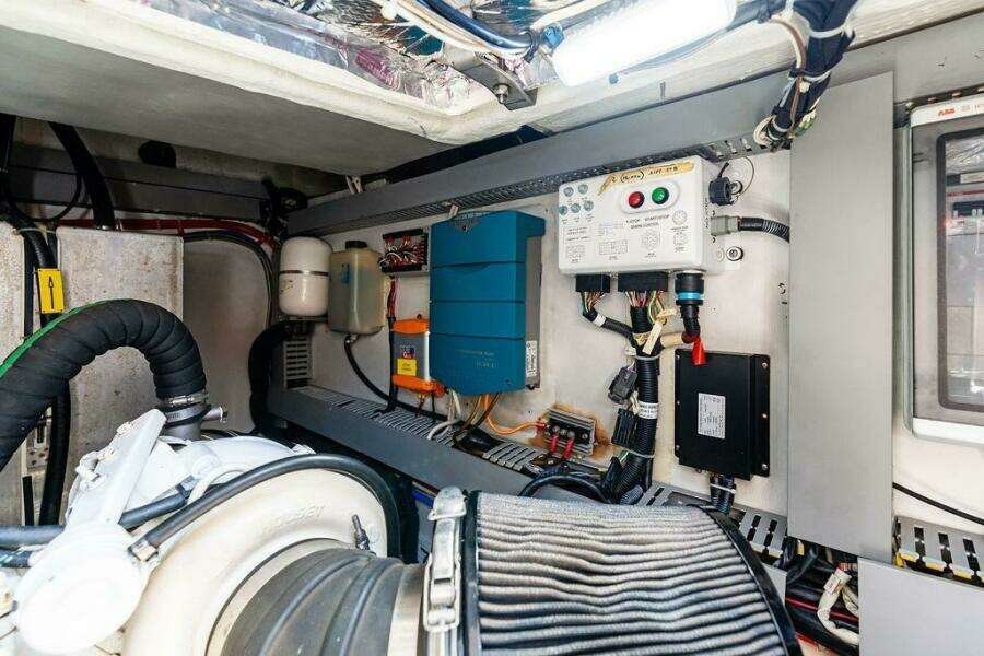 28ft Azimut Yacht For Sale