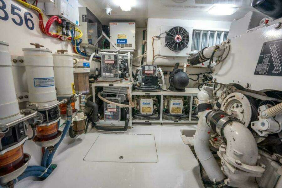 2015 Viking 66 No Collars - Engine Room