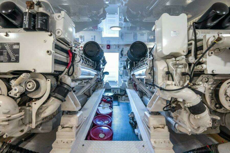 2015 Viking 66 No Collars - Engine Room