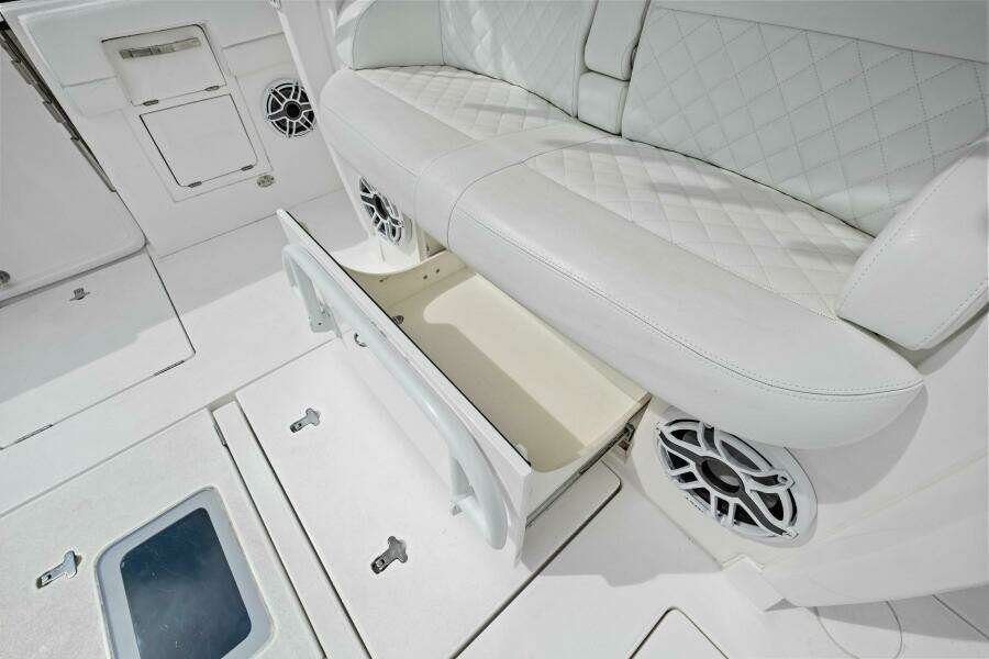 2020 Intrepid 400 CC - Cockpit Seating