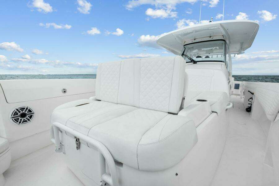 2020 Intrepid 400 CC - Bow Seating