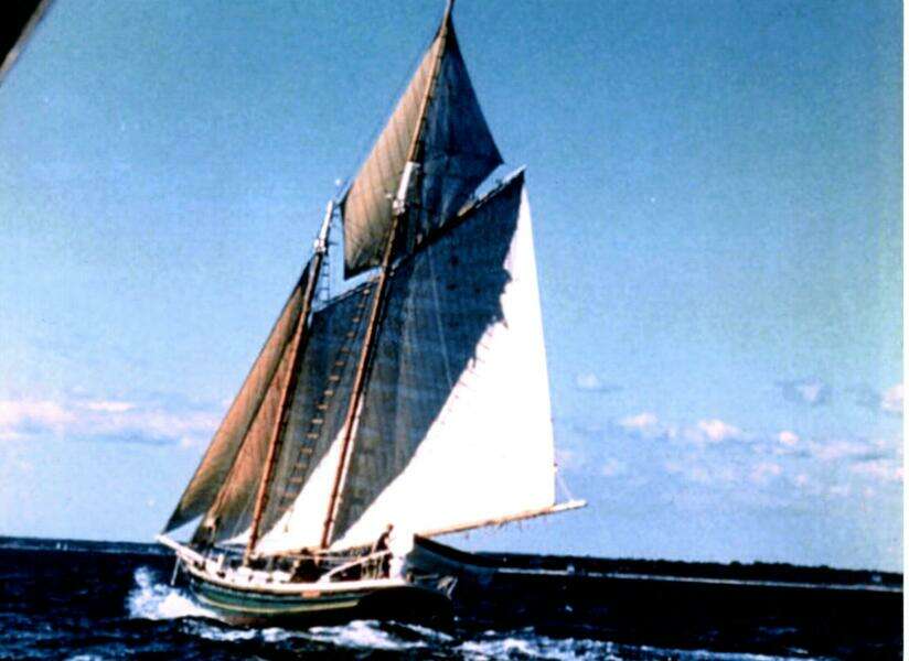  Schr Gallant u/sail aft