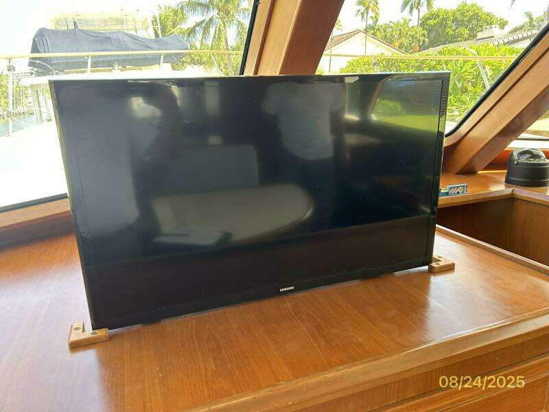 48' DeFever salon TV