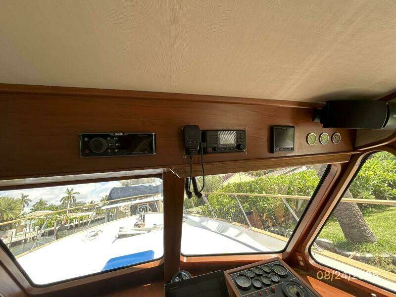 48' DeFever lower helm overhead electronics2
