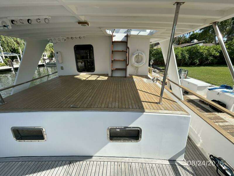 48' DeFever trunk cabin forward