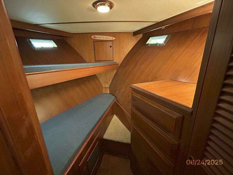 48' DeFever forward guest stateroom