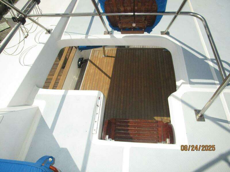 48' DeFever flybridge-trunk cabin steps
