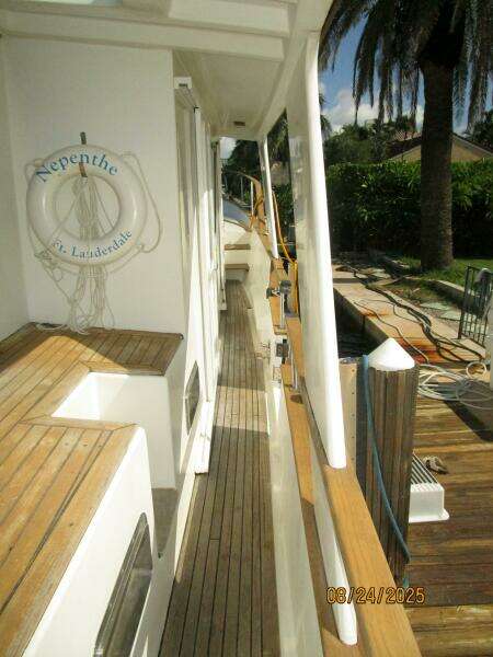48' DeFever starboard side deck2