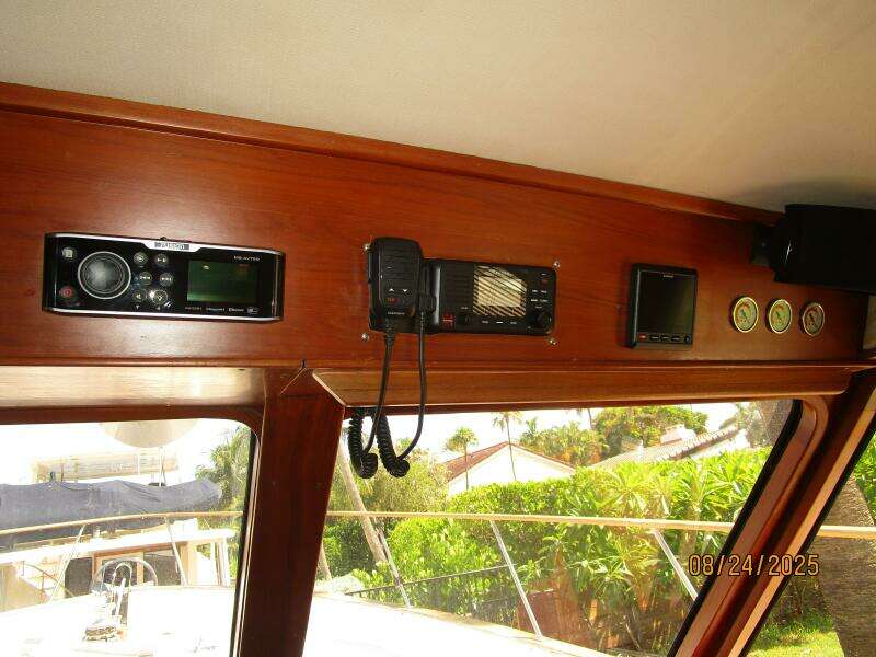 48' DeFever lower helm overhead electronics1