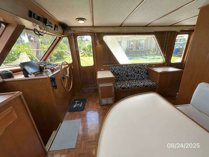 48' DeFever salon starboard