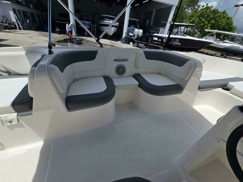 18ft Bayliner Yacht For Sale