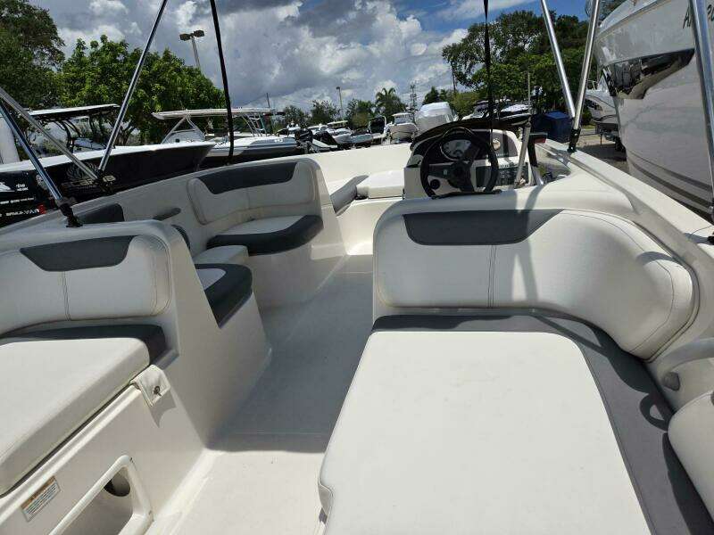 18ft Bayliner Yacht For Sale