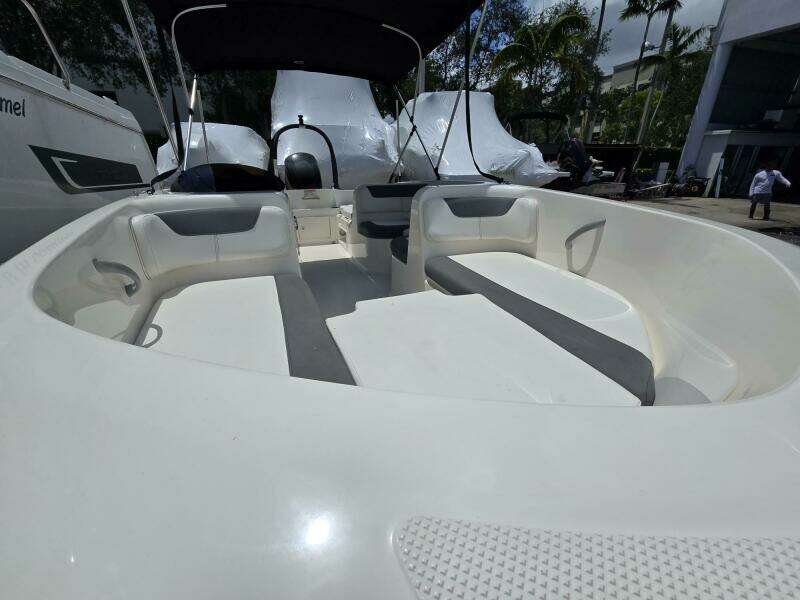 18ft Bayliner Yacht For Sale
