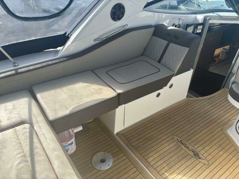 31ft Sea Ray Yacht For Sale