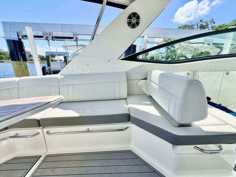 32ft Sea Ray Yacht For Sale