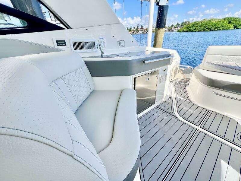 32ft Sea Ray Yacht For Sale
