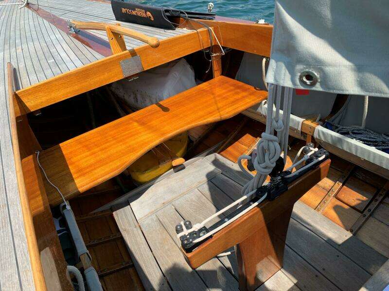 VIXEN 33ft Classic Yacht For Sale