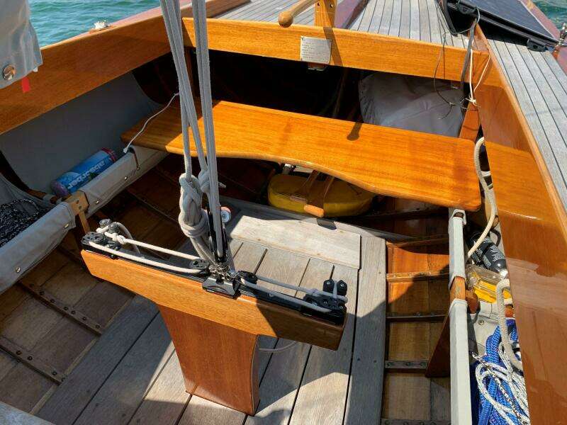 VIXEN 33ft Classic Yacht For Sale