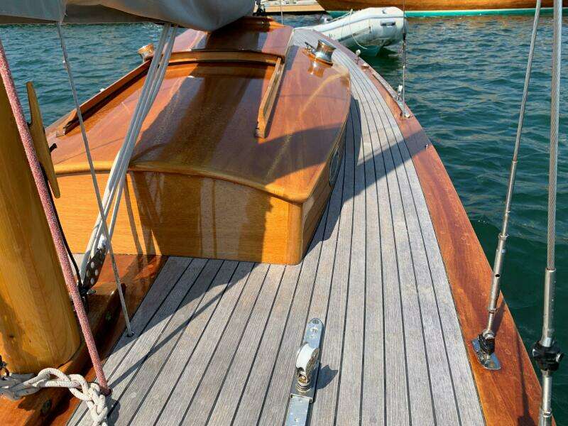 VIXEN 33ft Classic Yacht For Sale